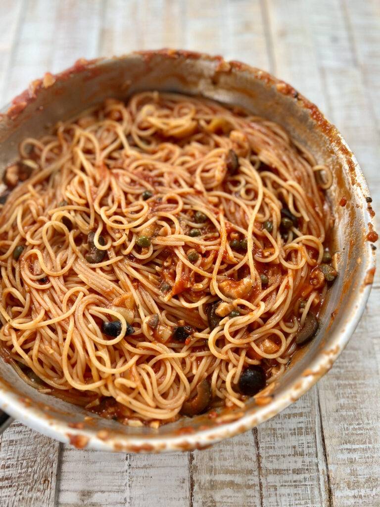 Finished spaghetti alla puttanesca in pan