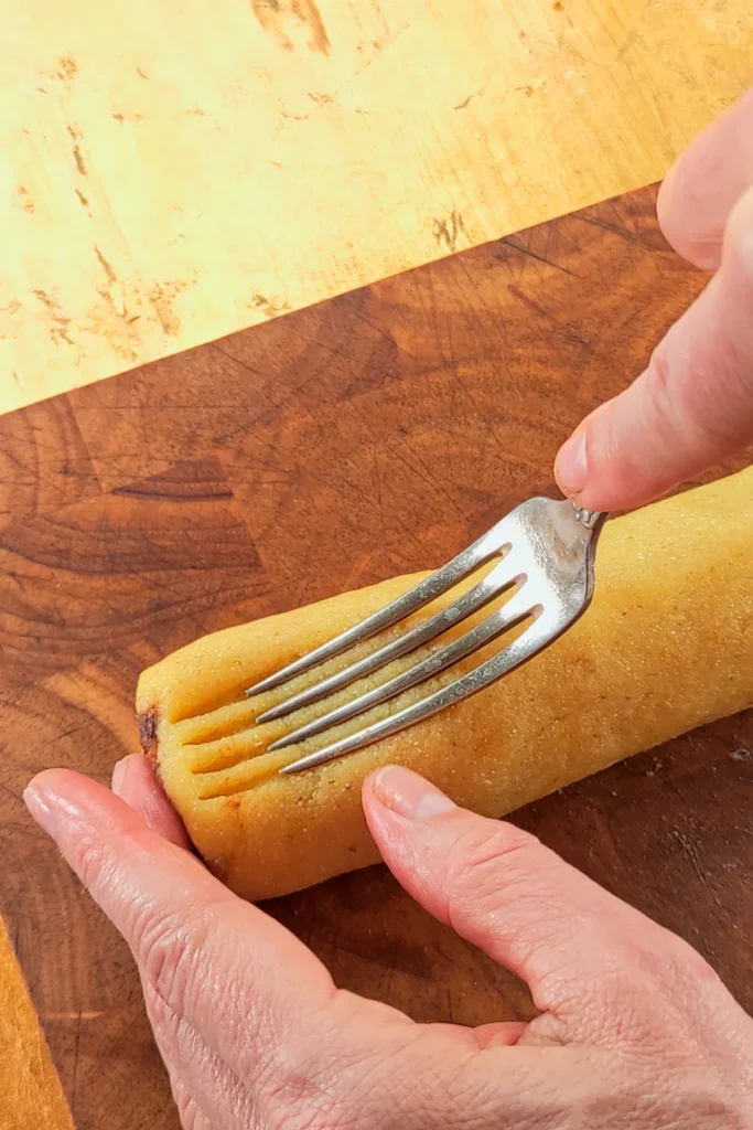 The long dough roll for Date cookies is decorated with a fork.