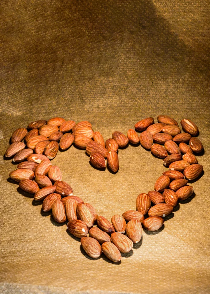 Place a heart made of almonds on a baking tray lined with baking paper. The almonds already look well roasted.