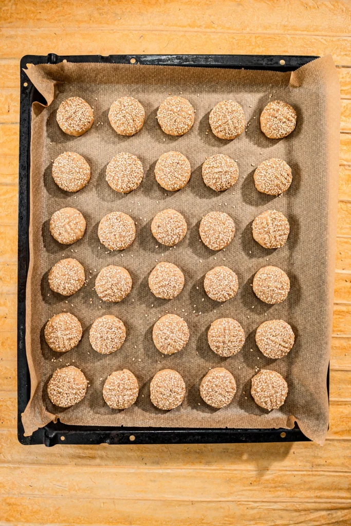 The sesame cookies on the baking tray before baking.