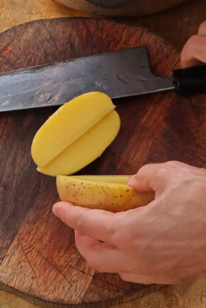 Cut the potatoes into wedges.