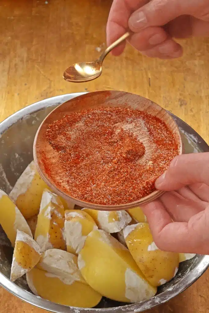 Before sprinkling the spices over the potato wedges, the spices must be evenly mixed.